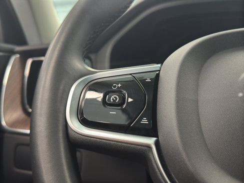 Used 2023 Volvo XC60 B5 Plus image 23