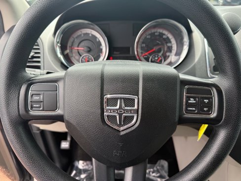 Used 2016 Dodge Grand Caravan SXT image 19