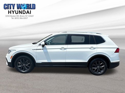 Used 2022 Volkswagen Tiguan SE w/ Panoramic Sunroof Package image 2