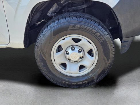 Used 2018 Toyota Tacoma SR image 6