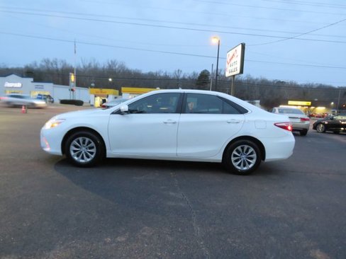 Used 2017 Toyota Camry LE image 2