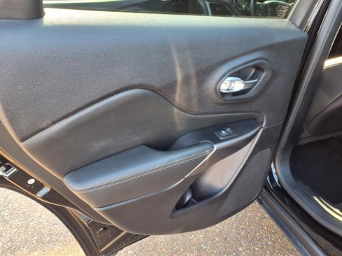 Used 2020 Jeep Cherokee Limited image 15