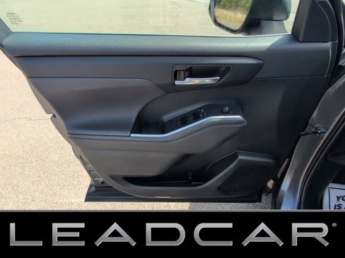 Used 2022 Toyota Highlander XLE image 17