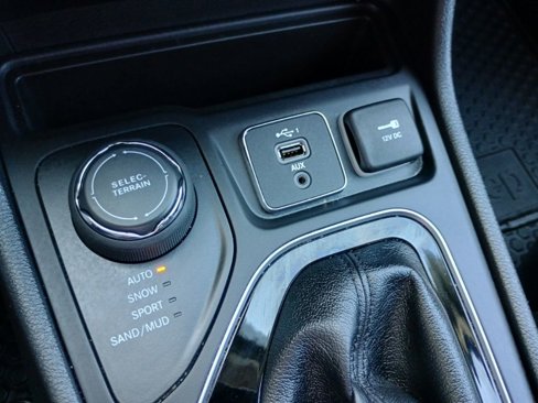 Used 2020 Jeep Cherokee Latitude Plus image 24