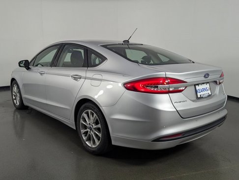Used 2017 Ford Fusion SE w/ Fusion SE Technology Package image 4