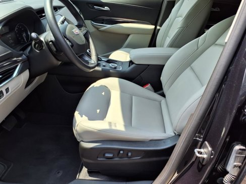 Used 2022 Cadillac XT4 Luxury w/ Cold Weather Package image 15