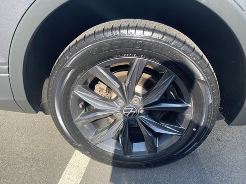 Certified 2022 Volkswagen Tiguan SE w/ Panoramic Sunroof Package image 9