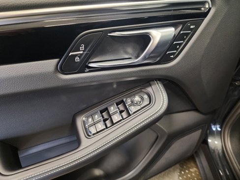 Used 2025 Porsche Macan image 28