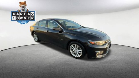 Used 2017 Chevrolet Malibu LT image 2