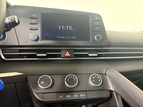 Used 2025 Hyundai Elantra SE image 15