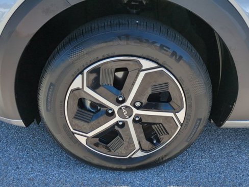Used 2024 Kia Niro EX image 10