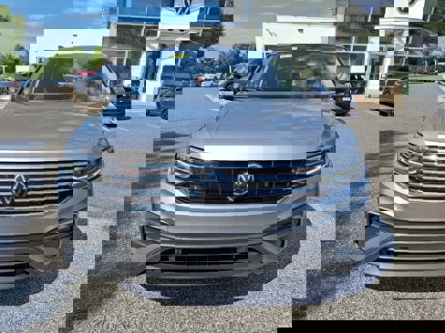 Certified 2022 Volkswagen Tiguan SE image 2