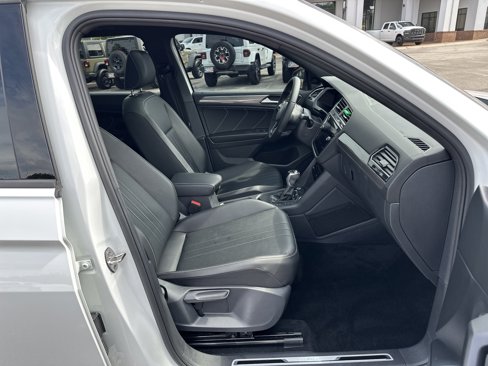 Used 2022 Volkswagen Tiguan SE R-Line image 14
