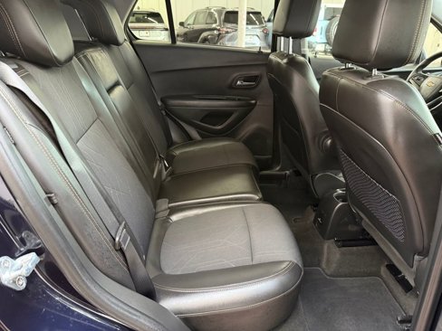 Used 2022 Chevrolet Trax LT w/ LT Convenience Package image 16