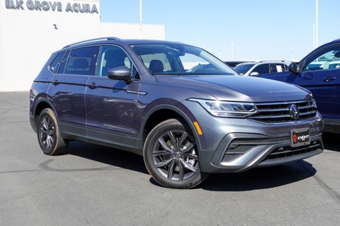 Used 2024 Volkswagen Tiguan SE w/ Panoramic Sunroof Package image 2