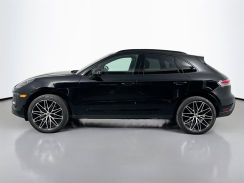 Certified 2024 Porsche Macan image 2