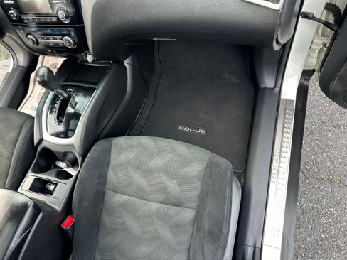 Used 2015 Nissan Rogue SV w/ SV Moonroof Package image 33