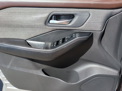 Used 2022 Nissan Rogue SV image 13