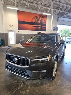 Used 2022 Volvo XC60 B5 Momentum image 2