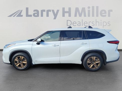 Used 2022 Toyota Highlander Bronze Edition image 3