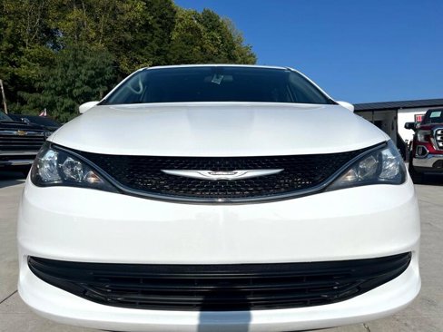 Used 2019 Chrysler Pacifica LX image 2