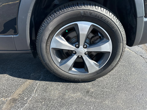 Used 2019 Jeep Cherokee Limited image 14