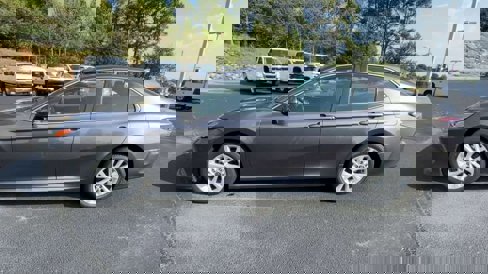 Used 2021 Toyota Camry LE image 5