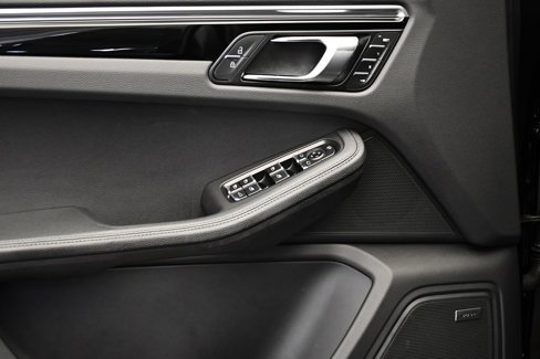 Certified 2025 Porsche Macan Turbo image 36