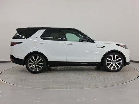 Used 2024 Land Rover Discovery Dynamic SE image 8