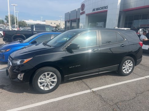 Used 2021 Chevrolet Equinox LS w/ LS Convenience Package image 2