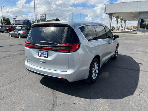 Used 2023 Chrysler Pacifica Touring-L image 7