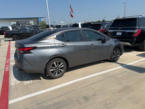 Used 2021 Nissan Versa SV image 3