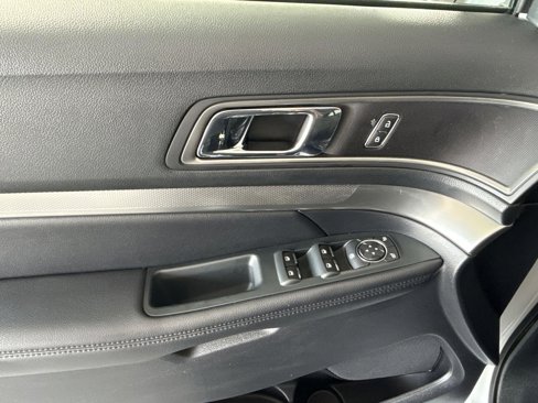 Used 2018 Ford Explorer XLT w/ Equipment Group 202A image 15