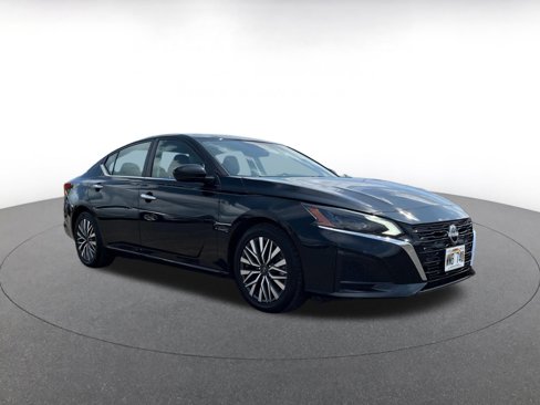 Used 2023 Nissan Altima 2.5 SV image 1
