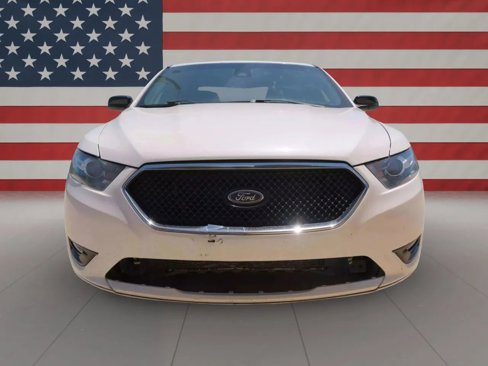 Used 2017 Ford Taurus SHO image 9