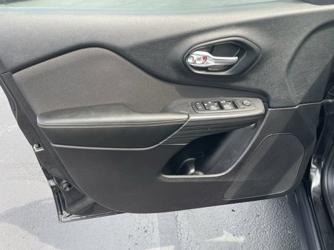 Used 2016 Jeep Cherokee Latitude image 11