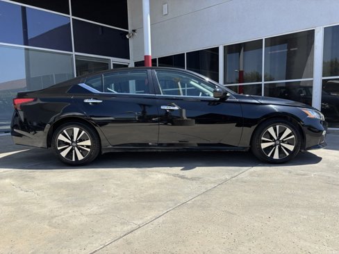 Used 2022 Nissan Altima 2.5 SV image 2