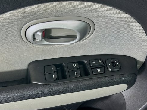 Used 2016 Kia Soul + image 15