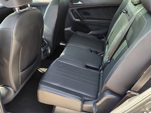 Used 2022 Volkswagen Tiguan SE w/ Panoramic Sunroof Package image 11