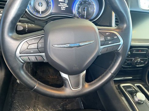 Used 2016 Chrysler 300 Limited image 22