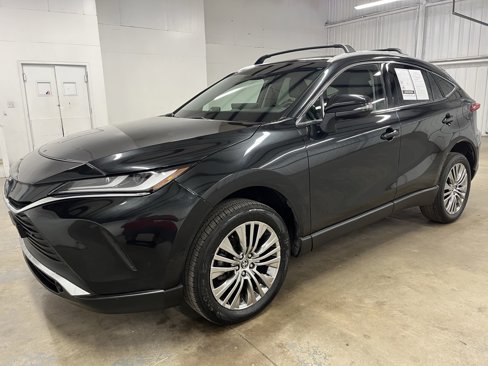 Used 2023 Toyota Venza LE image 3