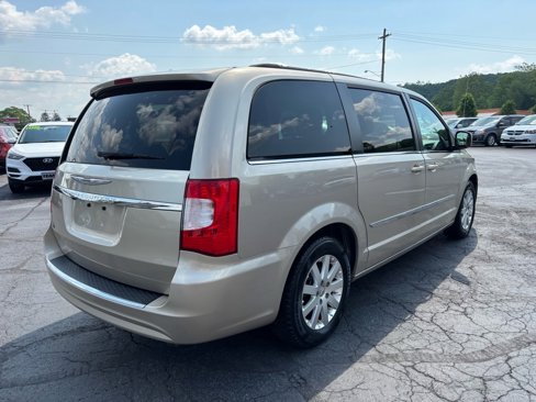 Used 2015 Chrysler Town & Country Touring image 7