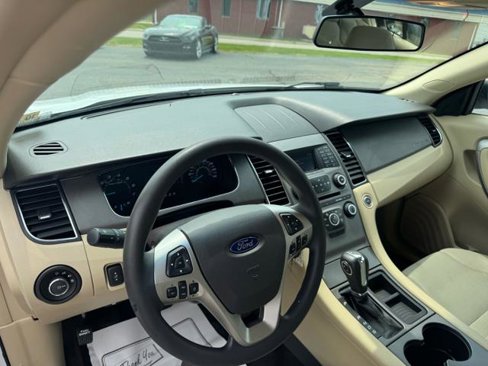 Used 2017 Ford Taurus SE image 9