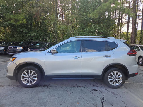 Used 2018 Nissan Rogue SV w/ Sun & Sound Touring Package image 2