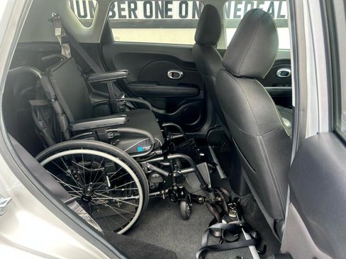 Used 2016 Kia Soul + image 22