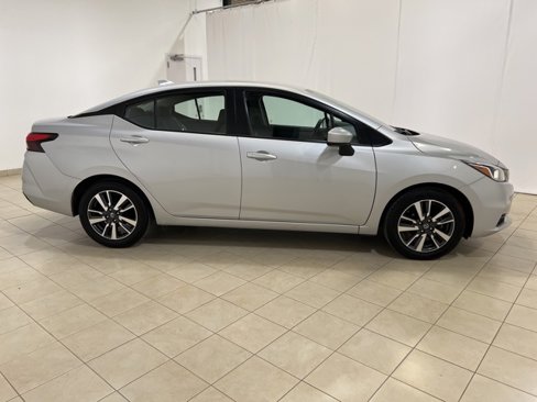 Used 2022 Nissan Versa SV image 6