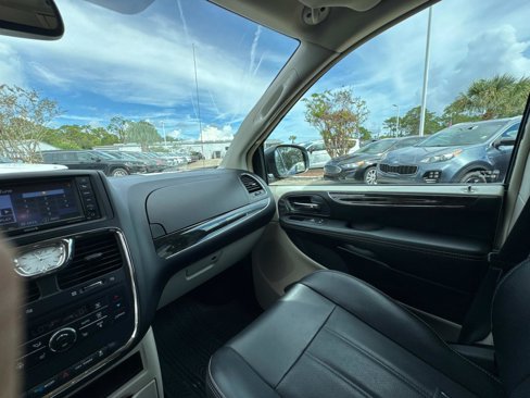 Used 2012 Chrysler Town & Country Touring-L w/ Driver Convenience Group image 29