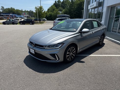 Used 2025 Volkswagen Jetta SE image 2