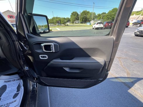 Used 2021 Jeep Gladiator Overland w/ Cold Weather Group image 11