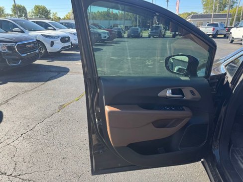 Used 2018 Chrysler Pacifica Limited w/ Advanced Safetytec Group image 9
